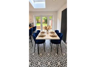 Modern 4-Bedroom House in Penn, Wolverhampton - 6