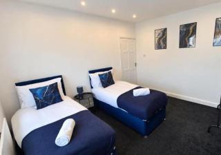 Modern 4-Bedroom House in Penn, Wolverhampton - 4