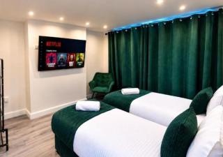 Modern 4-Bedroom House in Penn, Wolverhampton - 0