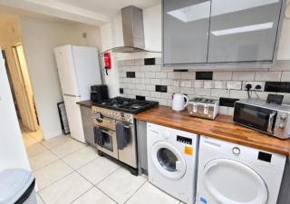 Modern 4-Bedroom House in Penn, Wolverhampton - Upper Penn - 4
