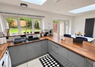 Modern 4-Bedroom House in Penn, Wolverhampton - 8