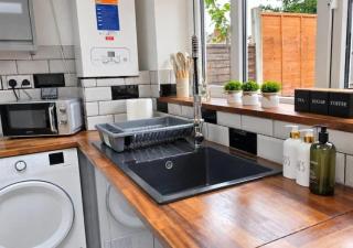 Modern 4-Bedroom House in Penn, Wolverhampton - Upper Penn - 3