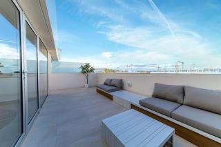 Buena Vista, Pink lake view penthouse with pool, by OYOOSTAYS - 8