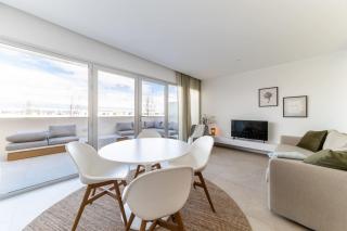 Buena Vista, Pink lake view penthouse with pool, by OYOOSTAYS - 3