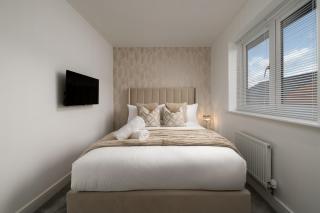 Modern 5-Bedroom Detached House in Castle Hill, Ebbsfleet Valley - 9