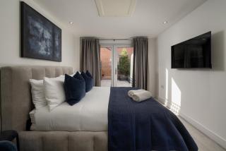 Modern 5-Bedroom Detached House in Castle Hill, Ebbsfleet Valley - 7