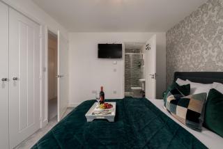 Modern 5-Bedroom Detached House in Castle Hill, Ebbsfleet Valley - 3