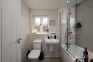 Modern 5-Bedroom Detached House in Castle Hill, Ebbsfleet Valley - 5