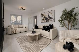 Modern 5-Bedroom Detached House in Castle Hill, Ebbsfleet Valley - 0