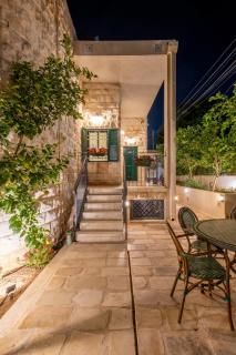 Nicola House - 8