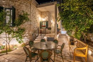 Nicola House - 9