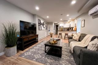 Boardwalk- large modern unit with King bed fast WIFI free coffee and easy parking - 0