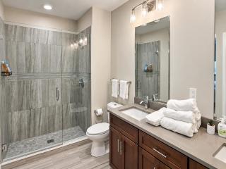 Downtown Suite - Spacious! RnRHoF, Casino, Stadium - 2