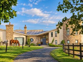 Rathescar Grove by SOS Stays Newgrange Drogheda Near Bellingham castle - 0