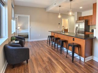 Downtown Suite - Spacious! RnRHoF, Casino, Stadium - 3