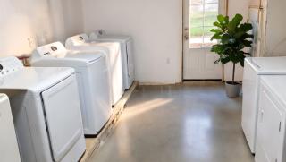 Boardwalk- large modern unit with King bed fast WIFI free coffee and easy parking - 1