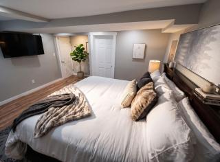 Boardwalk- large modern unit with King bed fast WIFI free coffee and easy parking - 5