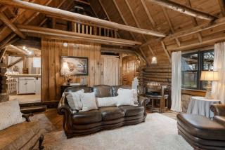 Log cabin-King-Soaring Ceiling-Full kitchen-The Cuddly Cow - 6