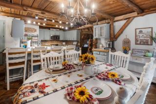 Log cabin-King-Soaring Ceiling-Full kitchen-The Cuddly Cow - 4