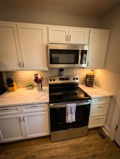 Cozy unit King bed & laundry - 7