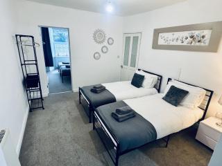 Short Stay Swindon Town Centre Apartment Sleep 5 - 0