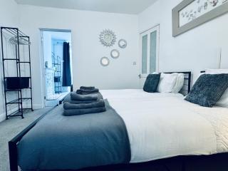 Short Stay Swindon Town Centre Apartment Sleep 5 - 8