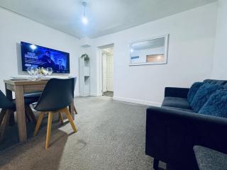 Short Stay Swindon Town Centre Apartment Sleep 5 - 5