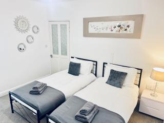 Short Stay Swindon Town Centre Apartment Sleep 5 - 3