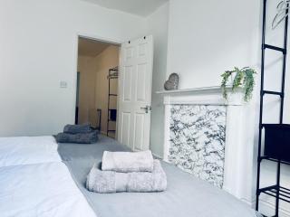 Short Stay Swindon Town Centre Apartment Sleep 5 - 2