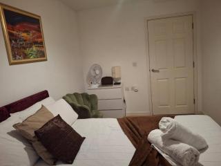 Coventry 2-BDR Near City Centre with Free Parking - 4