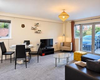 Modern Home Near Coventry City Great Location & Easy Access - 0