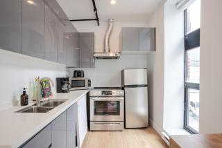 Luxury Bishop Apartment - Prime Downtown Spot - 7