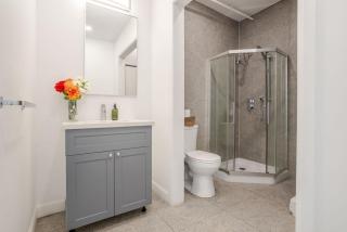 Luxury Bishop Apartment - Prime Downtown Spot - 6