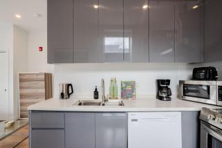 Luxury Bishop Apartment - Prime Downtown Spot - 4