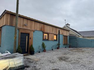 Central 2 bedroom house next to beach and stunning cliff walk - 0
