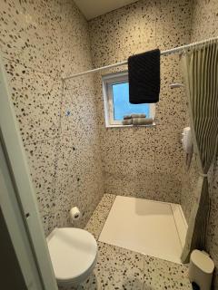 Central 2 bedroom house next to beach and stunning cliff walk - 9