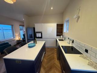 Central 2 bedroom house next to beach and stunning cliff walk - 8