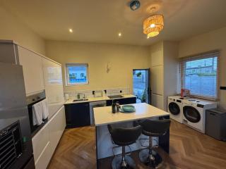 Central 2 bedroom house next to beach and stunning cliff walk - 7