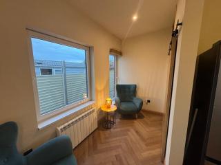 Central 2 bedroom house next to beach and stunning cliff walk - 6