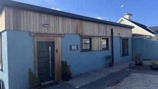 Central 2 bedroom house next to beach and stunning cliff walk - 5