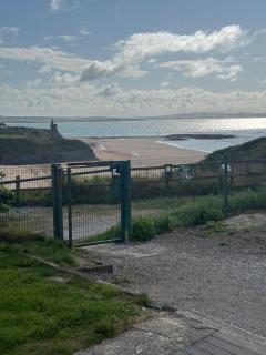 Central 2 bedroom house next to beach and stunning cliff walk - 4