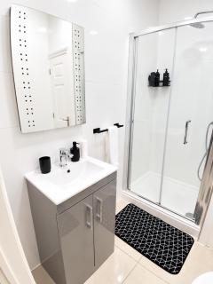 Town centre modern accommodation, free parking, sleeping 3 - 2