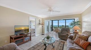 Crescent Royale Condominiums 302 - 7