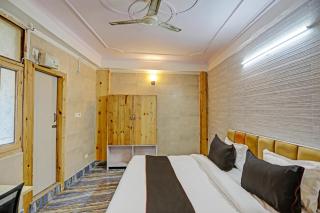 Collection O Aditya Inn Sector 66 Noida Near Adarsh Pariksha Kendra - 0