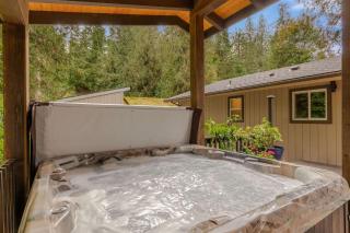 A cozy pet friendly chalet with vaulted ceilings wood stove and a spacious deck with covered hot tub near Mt Hood - 8