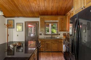 A cozy pet friendly chalet with vaulted ceilings wood stove and a spacious deck with covered hot tub near Mt Hood - 6