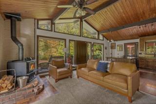 A cozy pet friendly chalet with vaulted ceilings wood stove and a spacious deck with covered hot tub near Mt Hood - 5