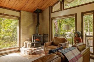 A cozy pet friendly chalet with vaulted ceilings wood stove and a spacious deck with covered hot tub near Mt Hood - 4