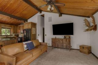 A cozy pet friendly chalet with vaulted ceilings wood stove and a spacious deck with covered hot tub near Mt Hood - 2