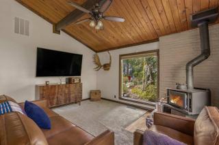 A cozy pet friendly chalet with vaulted ceilings wood stove and a spacious deck with covered hot tub near Mt Hood - 1